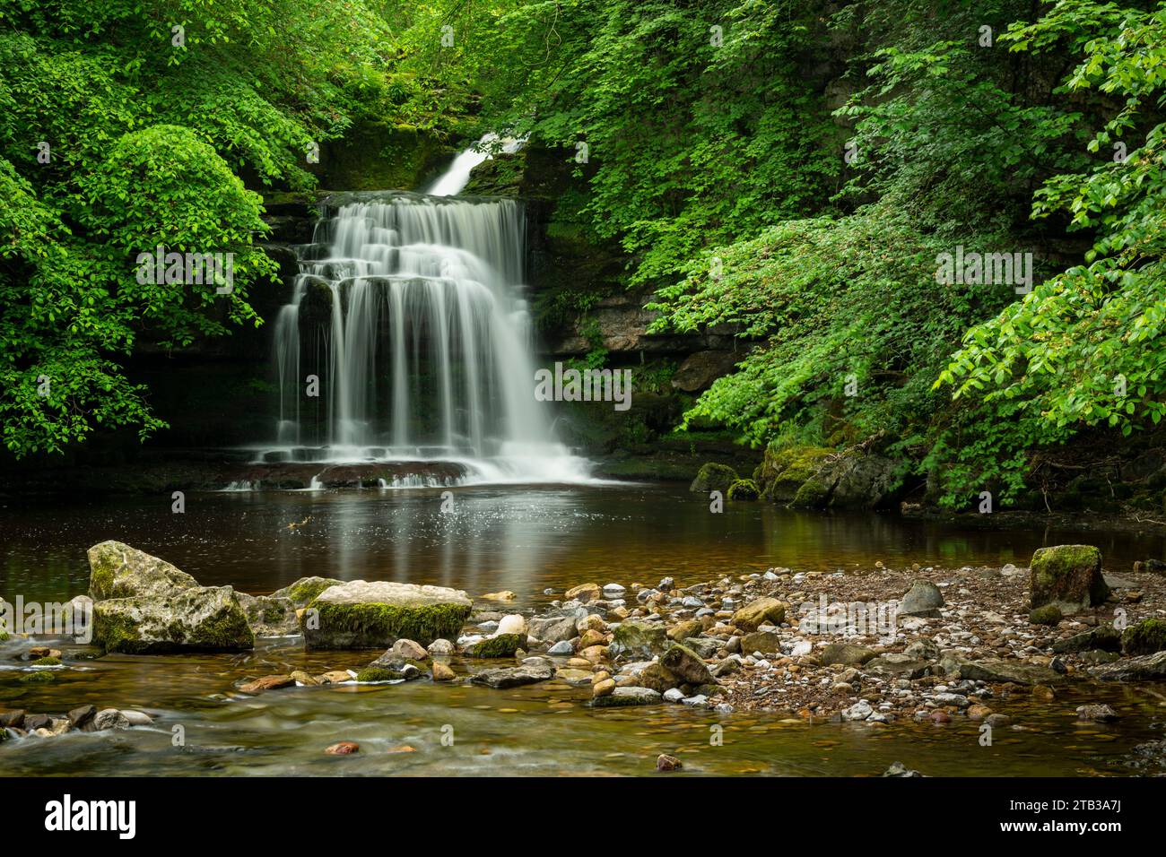 Der Wasserfall der Couchdron Falls im Dorf West Burton, Yorkshire Dales National Park, Yorkshire, England. Frühjahr (Juni) 2022. Stockfoto