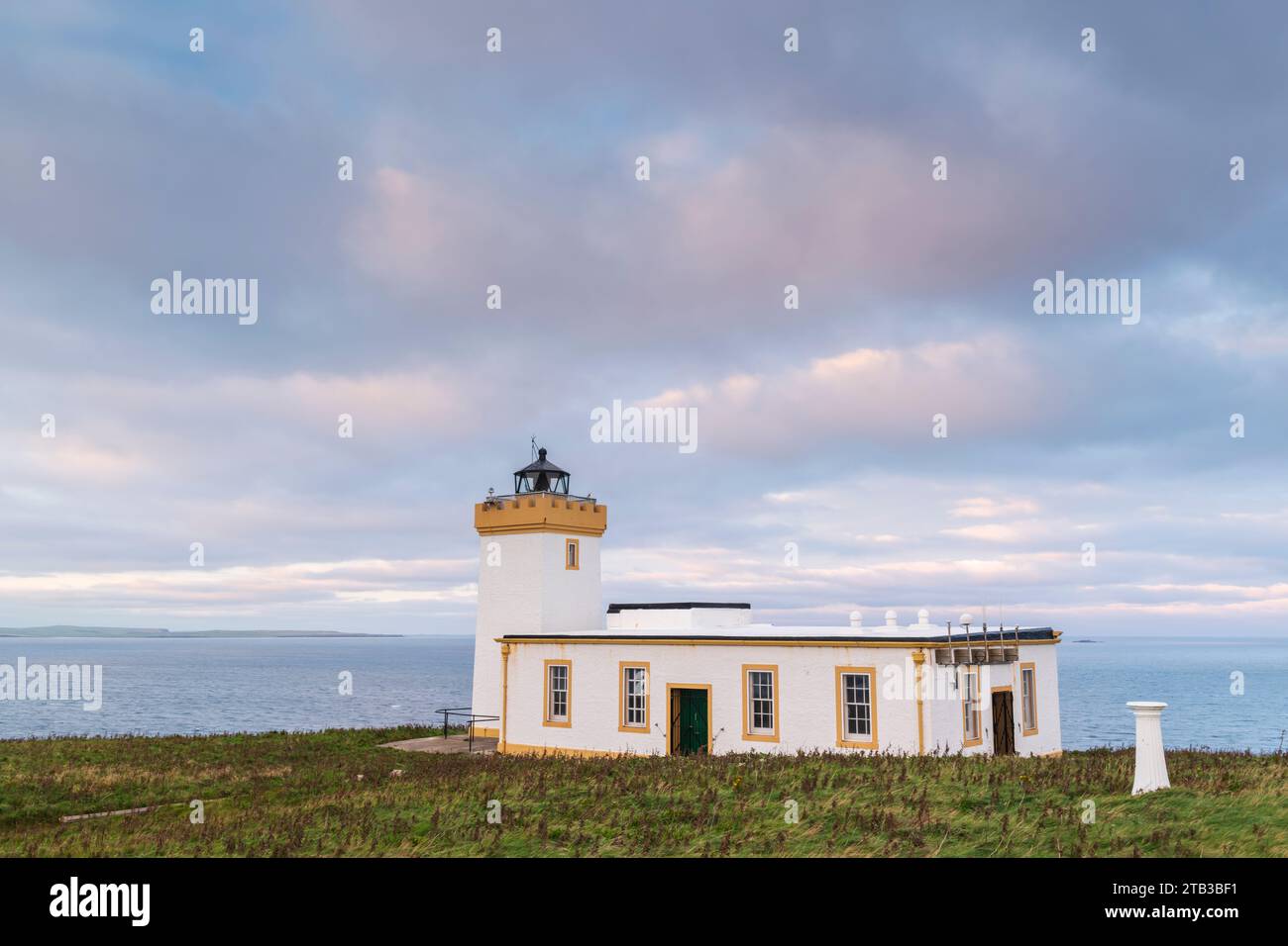 Duncansby Head Lighthouse at Sunset, Caithness, Schottland. Herbst (September) 2022. Stockfoto