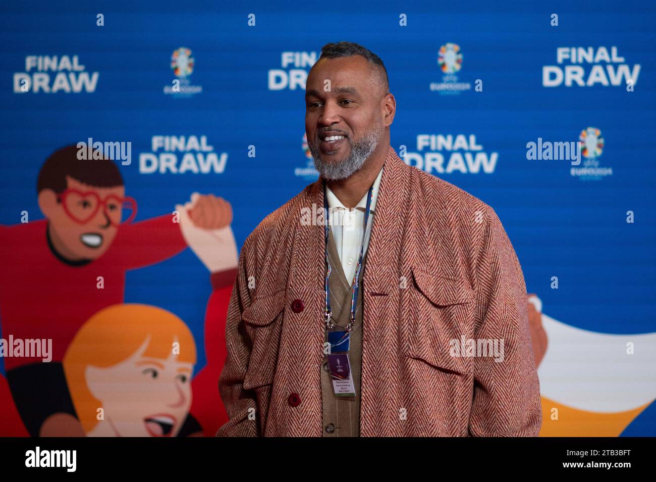 Patrick Coach Esume (EU-Kommissar für die Europäische Fußballliga, ex Football Profi, Botschafter Gastgeberstadt Hamburg), Ankunft am roten Teppich, GER, Endrunde der UEFA Euro 2024, Auslosung Elbphilharmonie Hamburg, 02.12.2023 Foto: Eibner-Pressefoto/Michael Memmler Stockfoto