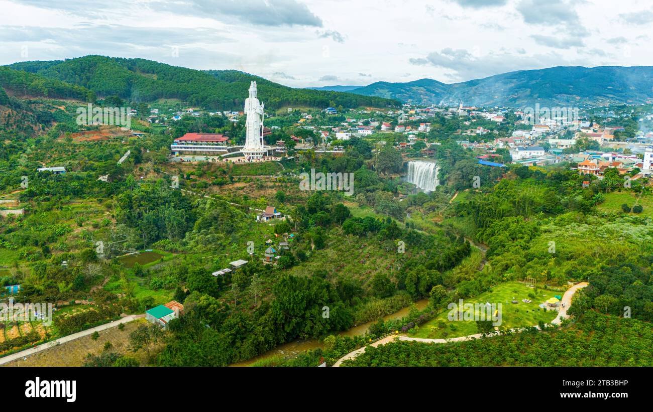Luftaufnahme von Linh an Pagode, Stadt Dalat, Provinz Lam Dong, Vietnam. Eine Statue ist weiß und 71 Meter hoch, in der Nähe von ThAC VOI - Elephant Waterfall, Fores Stockfoto