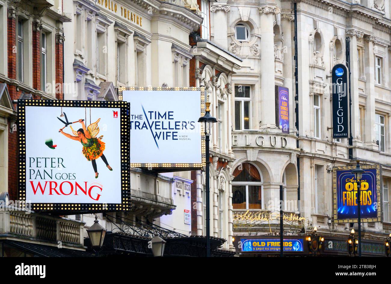 London, Großbritannien. Peter Pan geht schief, die Frau des Zeitreisenden und die alten Freunde in Theatern auf der Shaftesbury Avenue, November 2023 Stockfoto