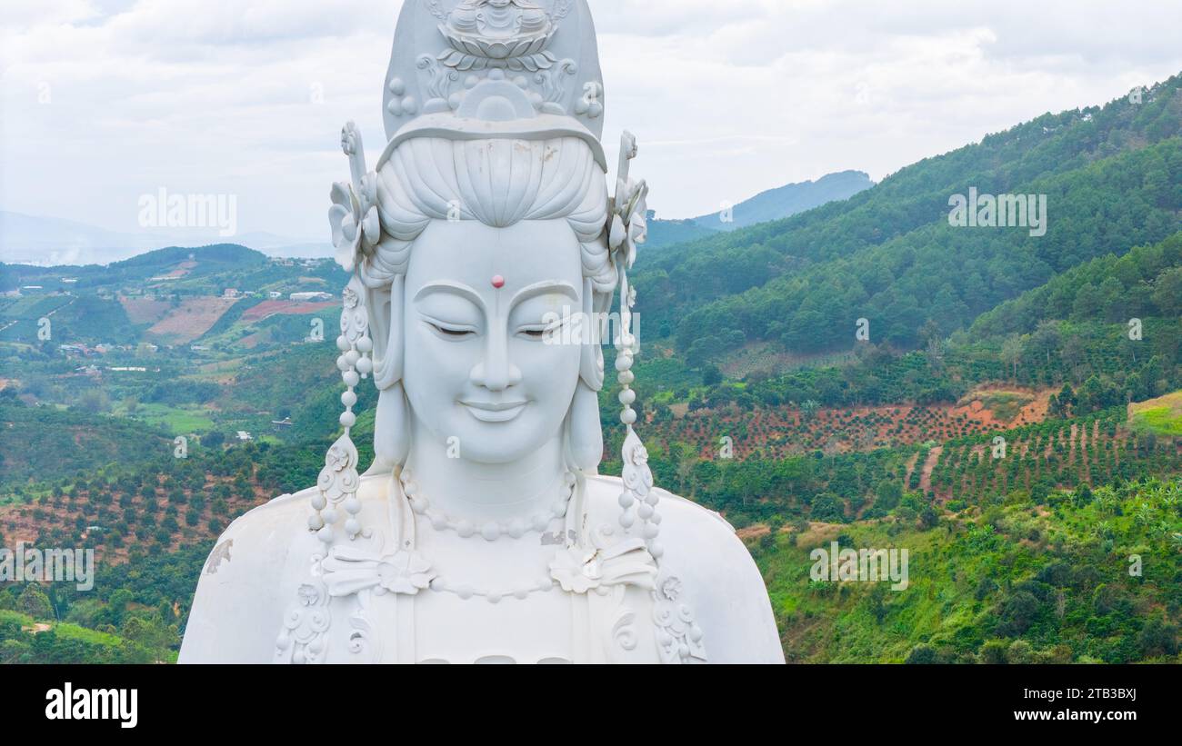 Luftaufnahme von Linh an Pagode, Stadt Dalat, Provinz Lam Dong, Vietnam. Eine Statue ist weiß und 71 Meter hoch, in der Nähe von ThAC VOI - Elephant Waterfall, Fores Stockfoto