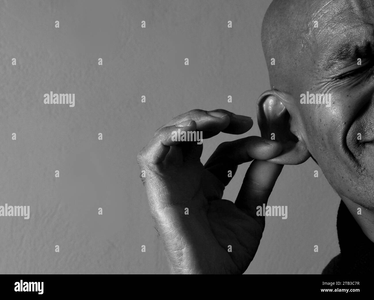 Leiden an Taubheit und Hörverlust auf grauem schwarzem Hintergrund mit Menschen Stockfotos Stockfoto