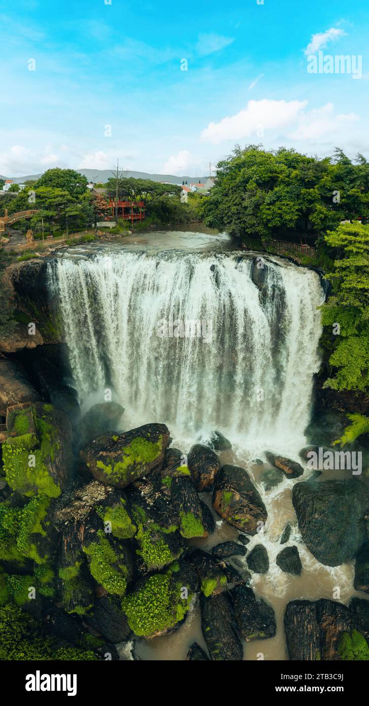 Blick aus der Vogelperspektive auf ThAC VOI - Elefanten-Wasserfall, Wald und Stadtszene in der Nähe von Dalat und Linh an Pagode in Vietnam. Natur- und Reisekonzept. Stockfoto