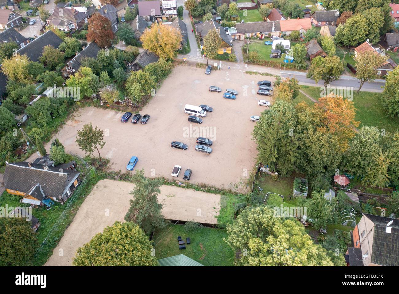 Drohnenfotografie eines Parkplatzes in einer Stadt am Herbsttag Stockfoto