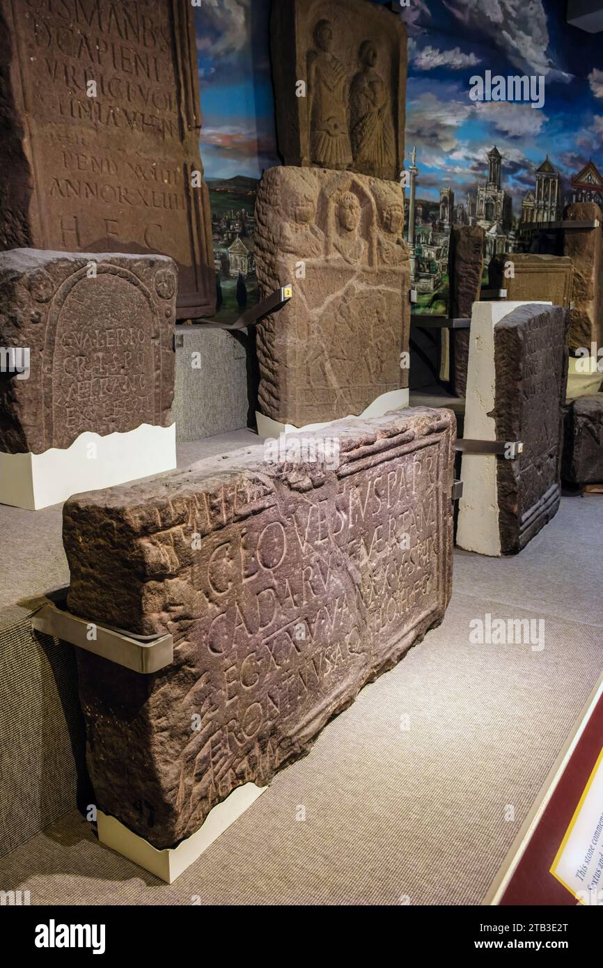 Römische Grabsteine im Grosvenor Museum, Chester, Cheshire Stockfoto