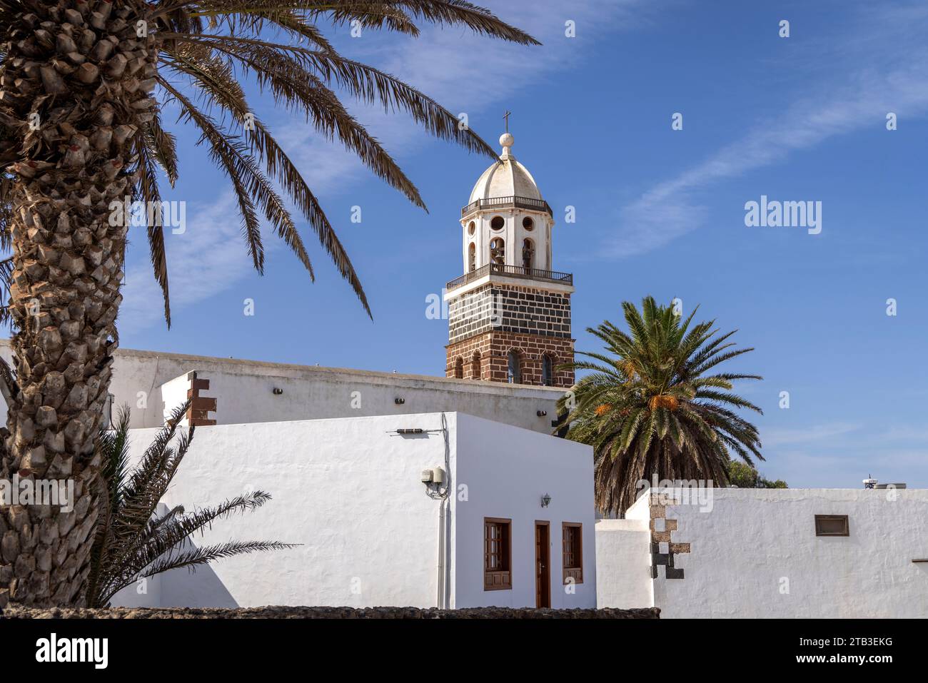 Straßenblick auf die Iglesia de Nuestra Señora de Guadalupe auf der Plaza de la Constitución, Teguise Village, Lanzarote, Kanarischen Inseln, Spanien. Stockfoto