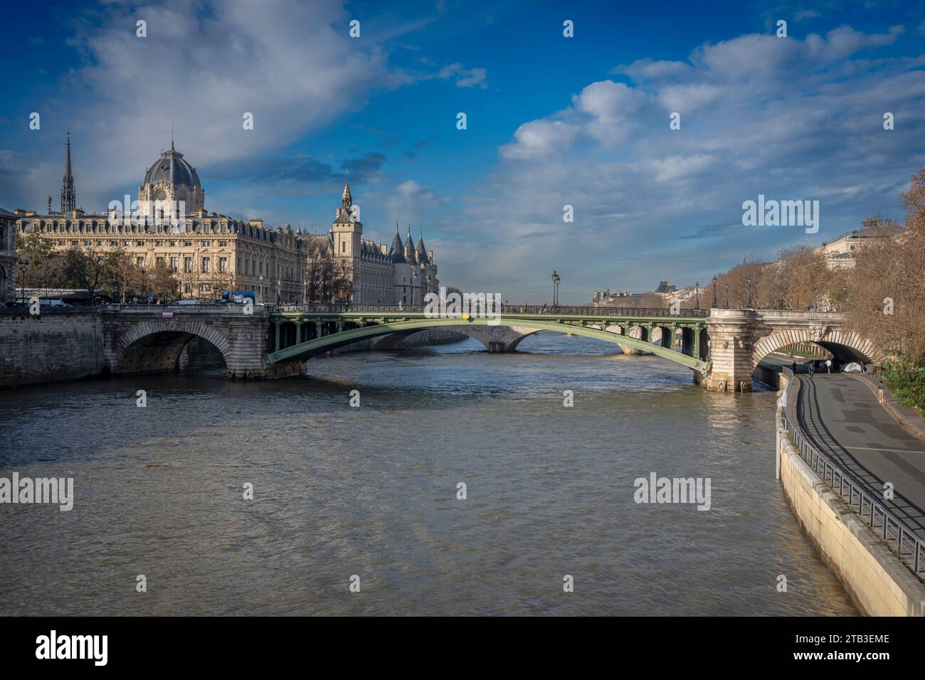 Paris, Frankreich - 11 30 2023: Panoramablick auf Pont au Change und La Conciergerie auf der Ile de la Cité vom Quai de seine Stockfoto