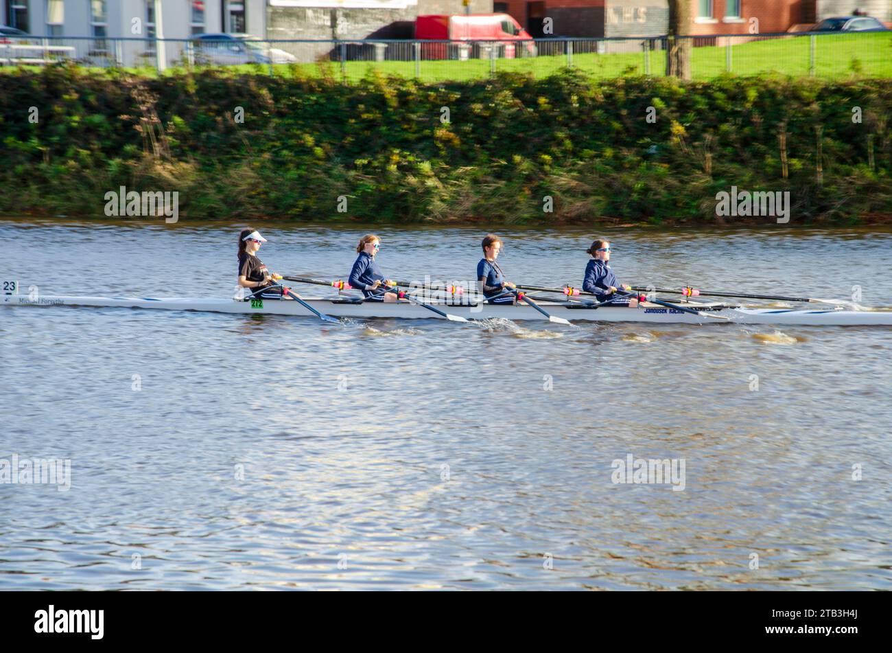 Belfast County Down Northern Ireland, 18. November 2023 – vier weibliche Skulls rudern auf dem Fluss Lagan Stockfoto