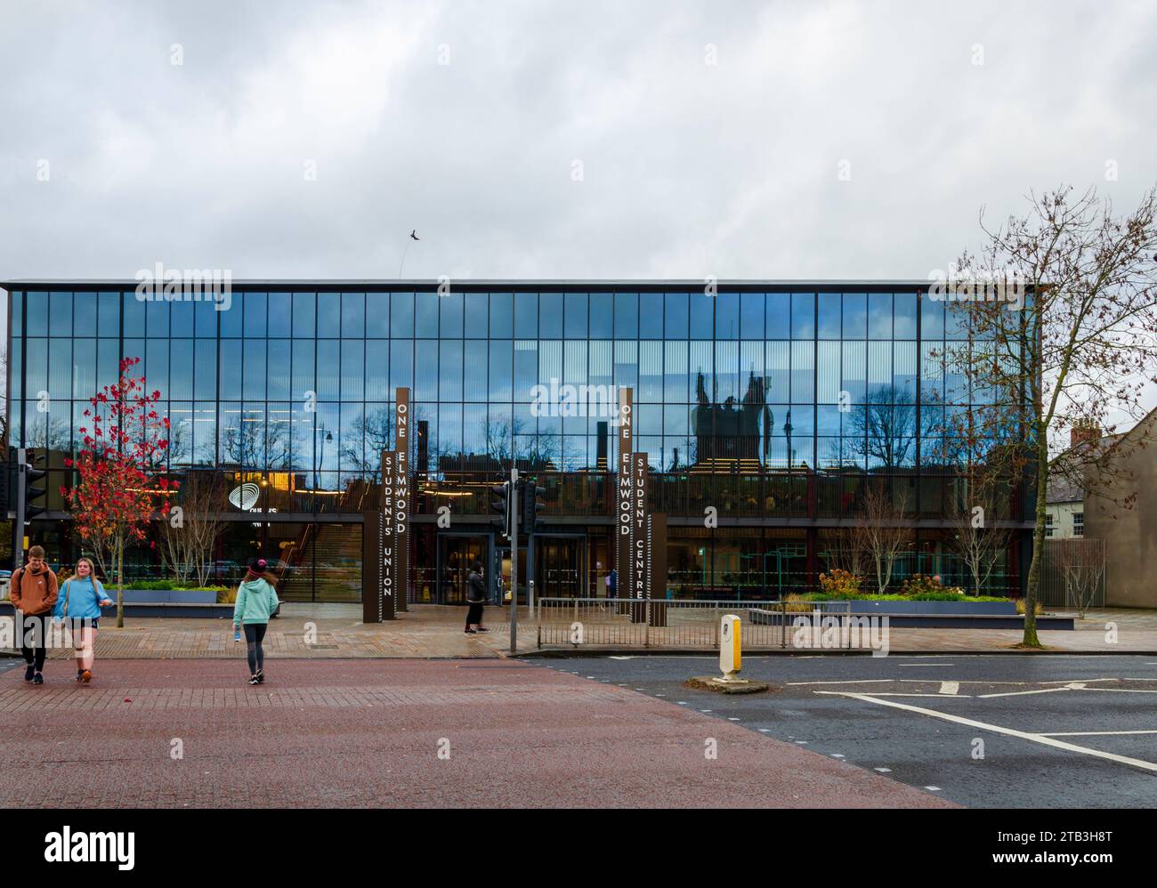 Belfast County Down Northern Ireland, 18. November 2023 – Queens University Students Union mit Reflexionen und Menschen, die die Straße überqueren Stockfoto