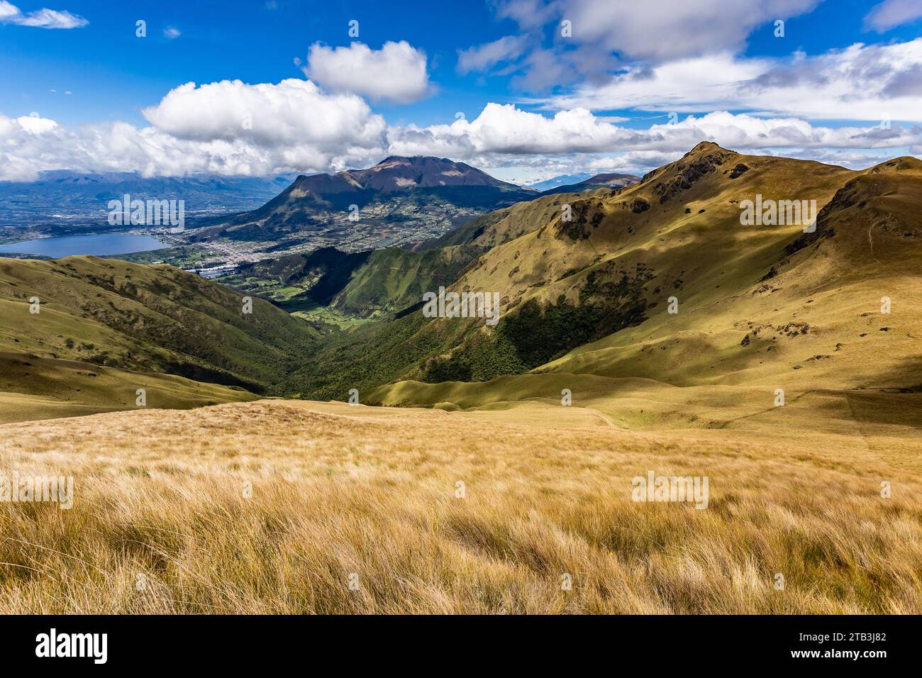 Panoramablick vom Berg Cusín auf die Umgebung an einem schönen sonnigen Tag mit blauem Himmel und weißen Wolken Stockfoto