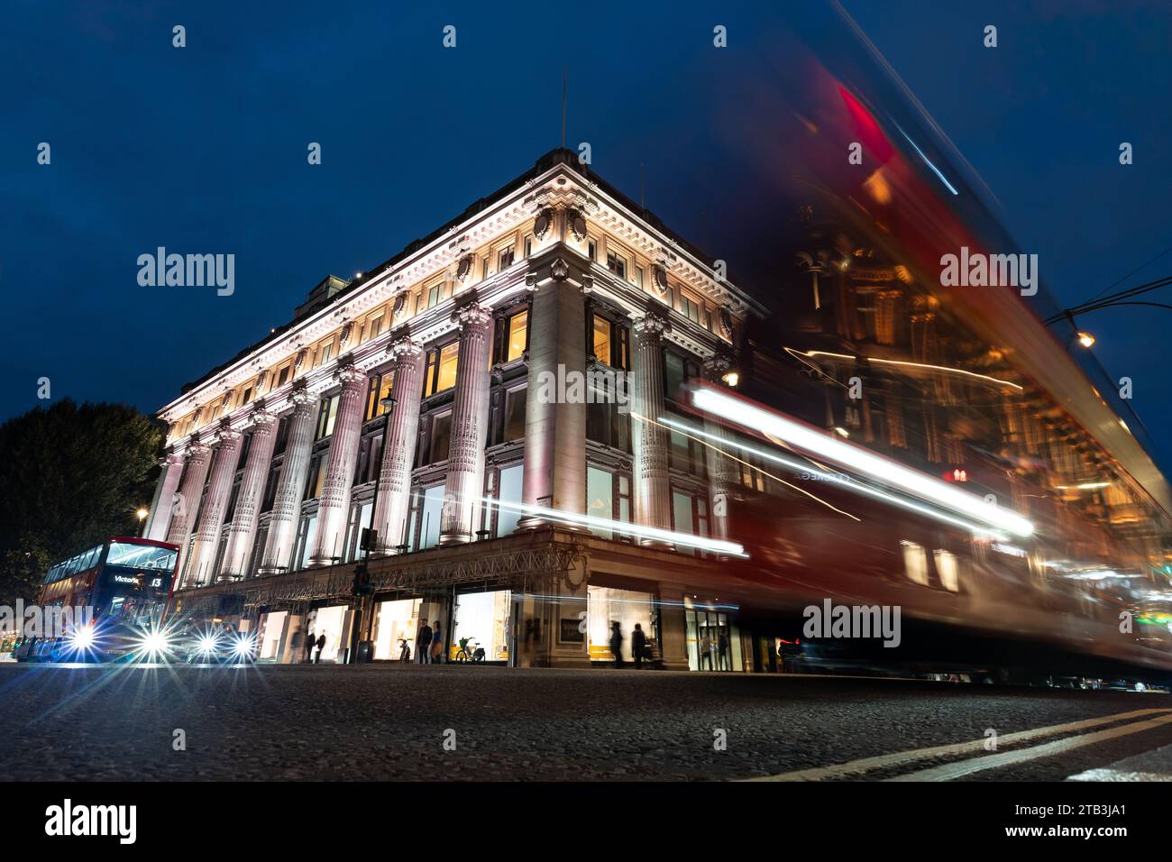 Selfridges in London bei Nacht mit einer Bewegung verschwommener Doppeldecker, lange Belichtung Stockfoto