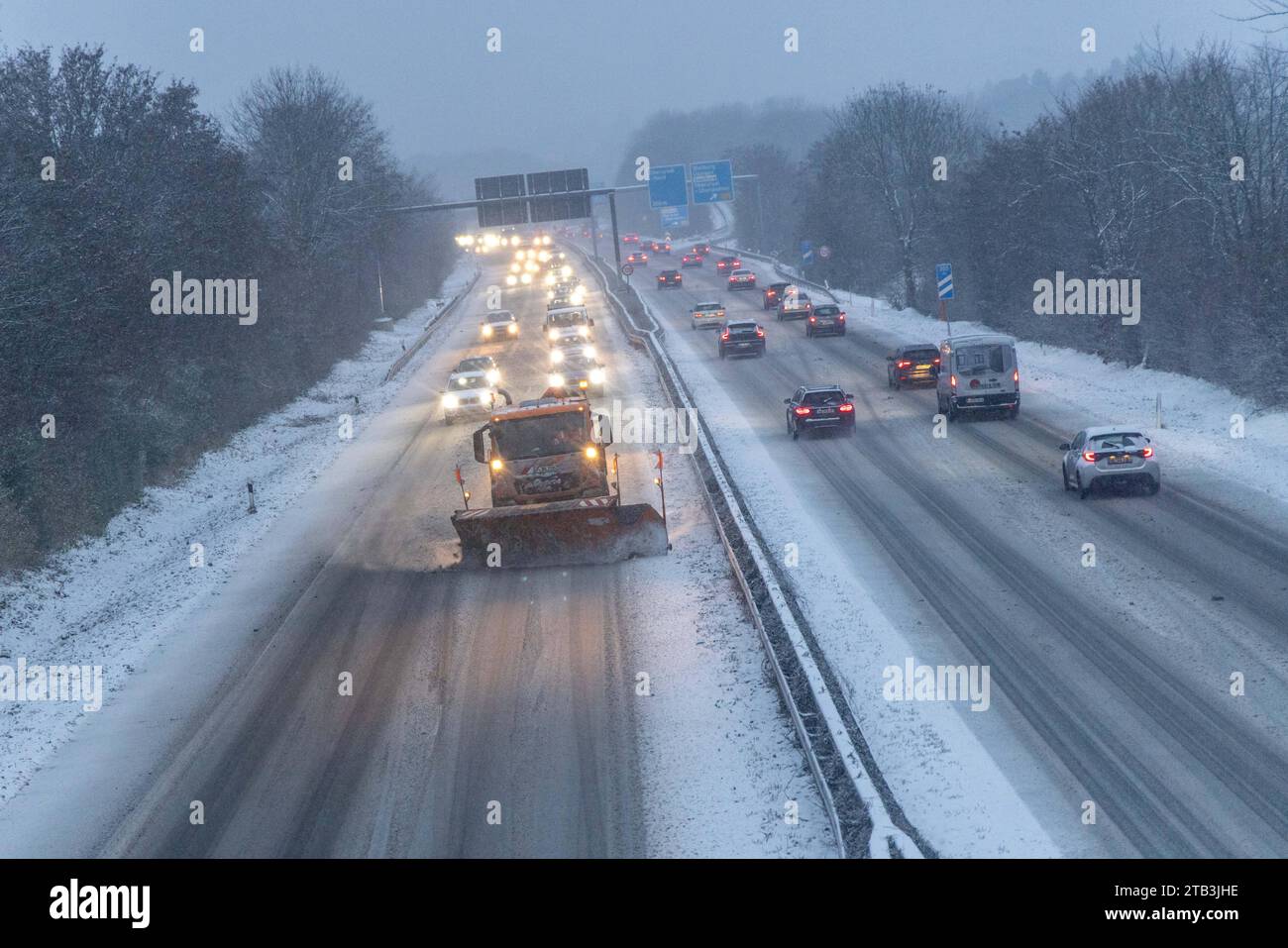 A661 Schneefall in Hessen ein Fahrzeug dies Winterdienste räumt die Autobahn ...