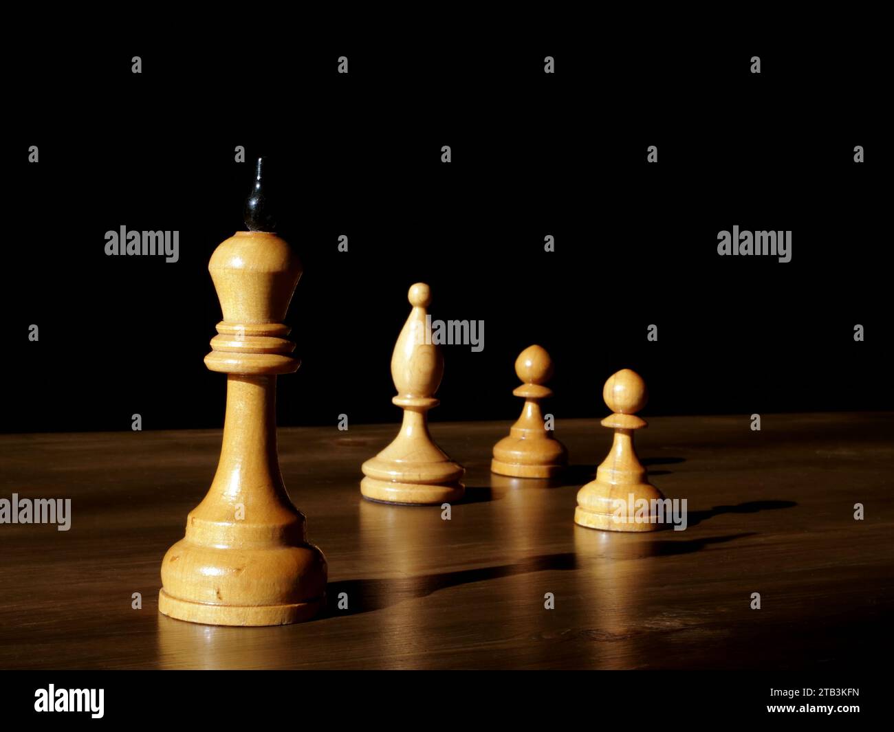 Schachkönig als Anführer neben anderen Figuren. Stockfoto