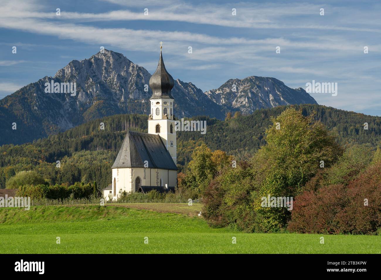 Herbst in Feldkirchen in der Gemeinde Ainring im Berchtesgadener Land, Rupertiwinkel, Oberbayern, mit dem Hochstaufen im Hintergrund Stockfoto