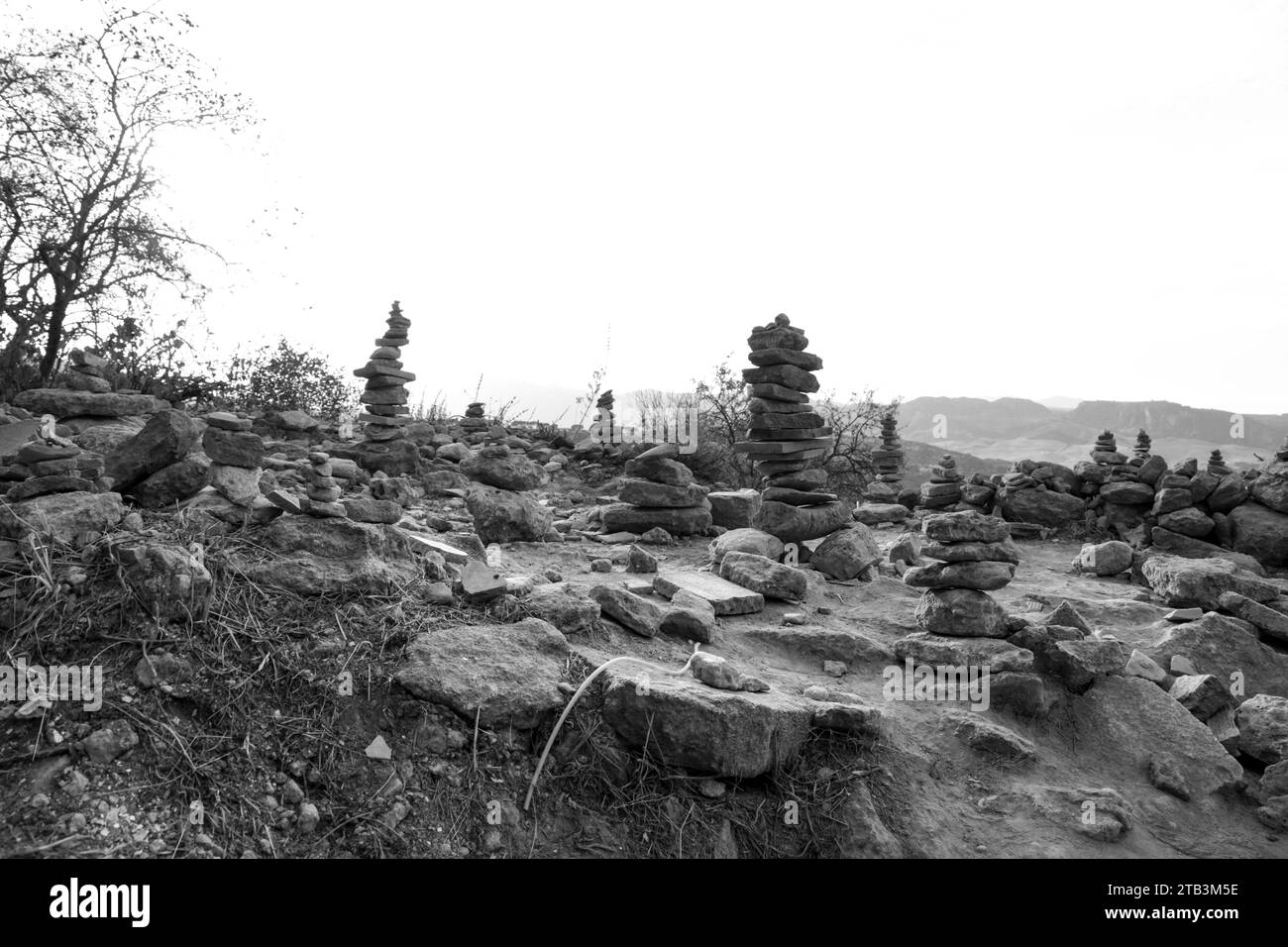 Gestapelte Felsen auf dem Berg in Spanien. Schwarzweißbild. Stockfoto