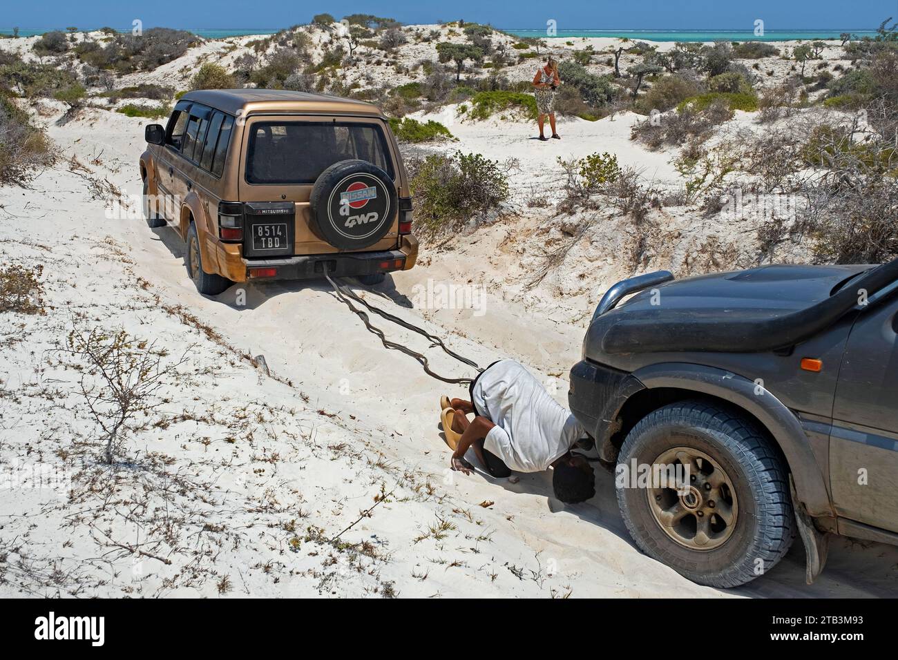 Geländewagen mit Allradantrieb schleppt Geländewagen in losem Sand, während Sie Offroad entlang der madagassischen Westküste, Region Atsimo-Andrefana, Madagaskar fahren Stockfoto