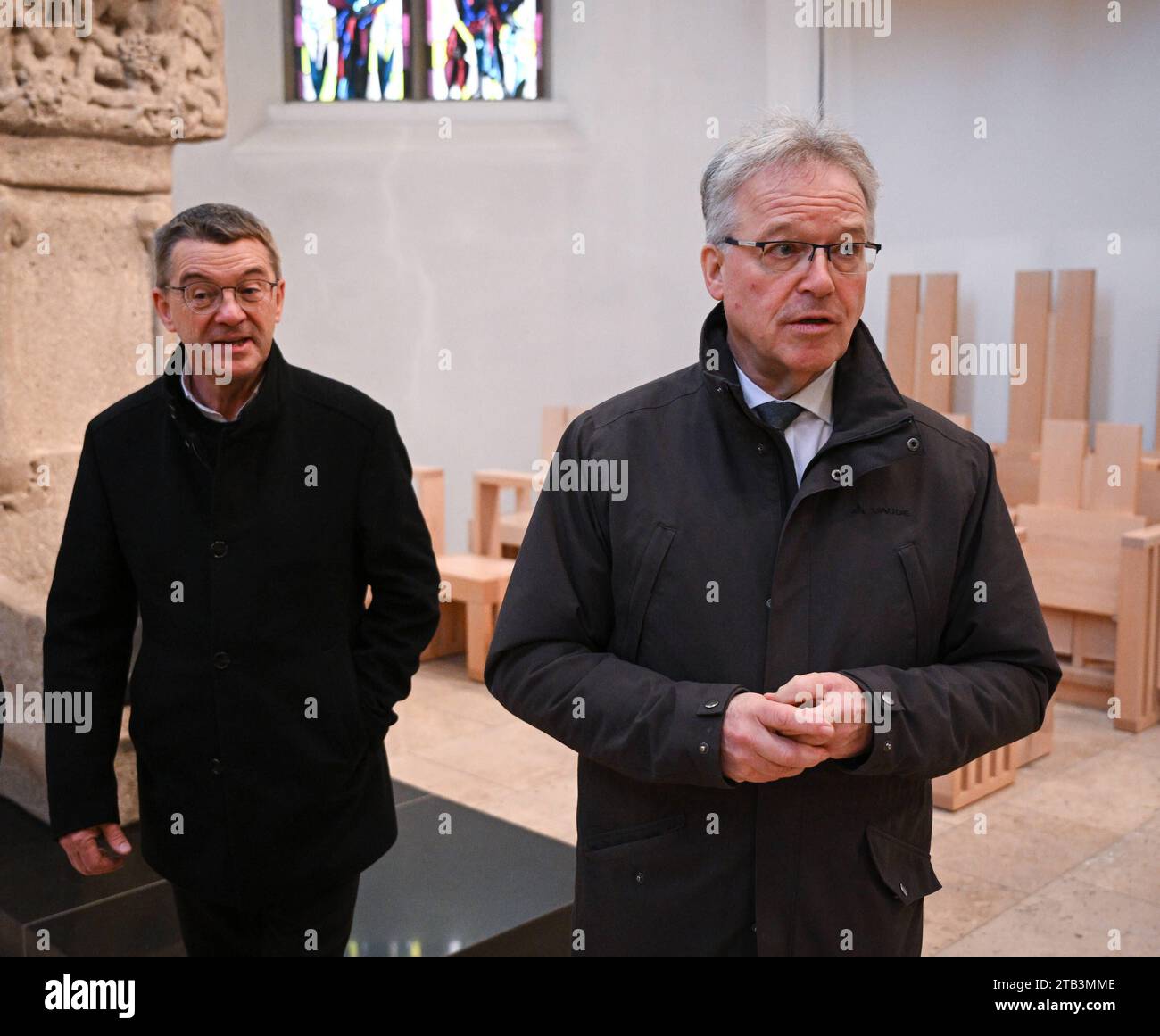 Rottenburg Kreis Tübingen 04.12.2023 Entfernung des Bischofswappens im Rottenburger Dom: Generalvikar, Domdekan Dr. Clemens Stroppel Re, Dioezese Rottenburg-Stuttgart und Domkapitular Dr. Klaus Kraemer Dioezese Rottenburg-Stuttgart Praelat Dr. Clemens Stroppel vom Rottenburger Domkapitel zum Dioezesanadministrator von Dioezese Rottenburg-Stuttgart gewaehlt worden. *** Bezirk Rottenburg Tübingen 04 12 2023 Entfernung des Bischofswappens in Rottenburg Generalvikar, Domdekan Dr. Clemens Stroppel Re, Diözese Rottenburg Stuttgart und Kanon Dr. Klaus Kraemer Diözese Rot Stockfoto