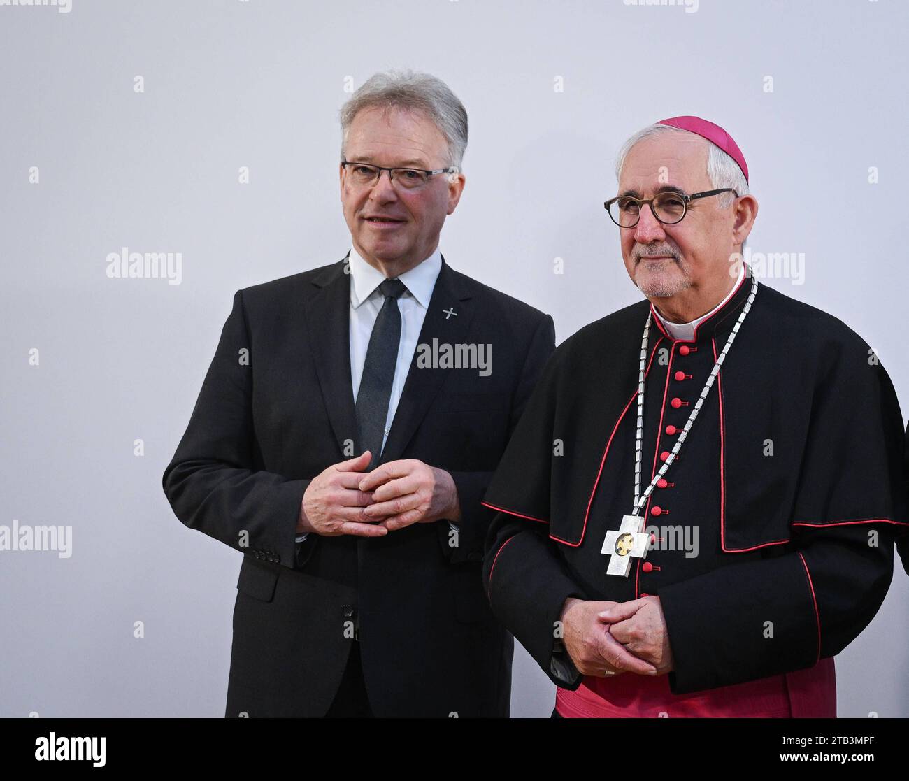 Rottenburg Kreis Tübingen 02.12.2023 Festakt in der Rottenburger Festhalle anlaesslich des 75. Geburtstage und der Verabschiedung von Dr. Gebhard Fuerst. Erster war mehr als 23 Jahre Bischof der Dioezese Rottenburg-Stuttgart. Gruppenbild Generalvikar, Domdekan Dr. Clemens Stroppel li, Dioezese Rottenburg-Stuttgart mit Dr. Gebhard Fuerst Mitte. Praelat Stroppel ist am Montag 04.02.2023 vom Rottenburger Domkapitel zum Dioezesanadministrator von Dioezese Rottenburg-Stuttgart gewaehlt worden. *** Bezirk Rottenburg Tübingen 02 12 2023 Zeremonie in der Festspielhalle Rottenburg aus Anlass o Stockfoto