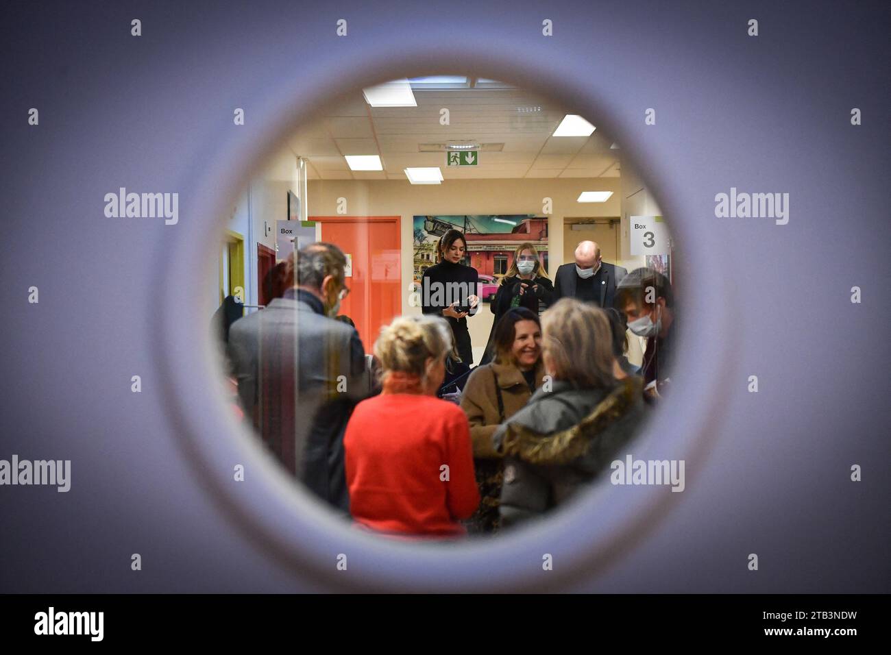 Paris, Frankreich. Dezember 2023. Französischer Hausarzt, Model und Miss France 2013 Marine Lorphelin (C) blickt bei einem Pressebesuch im Ressourcen- und Kompetenzzentrum für Mukoviszidose (CRCM) des Necker-Enfants malades Hospital - AP-HP in Paris, Frankreich, am 4. Dezember 2023 zu. Foto: Firas Abdullah/ABACAPRESS.COM Credit: Abaca Press/Alamy Live News Stockfoto