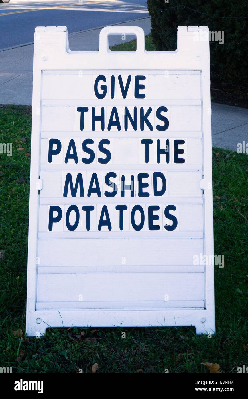 Ein lustiges Happy Thanksgiving-Schild in Carmel, New York Stockfoto