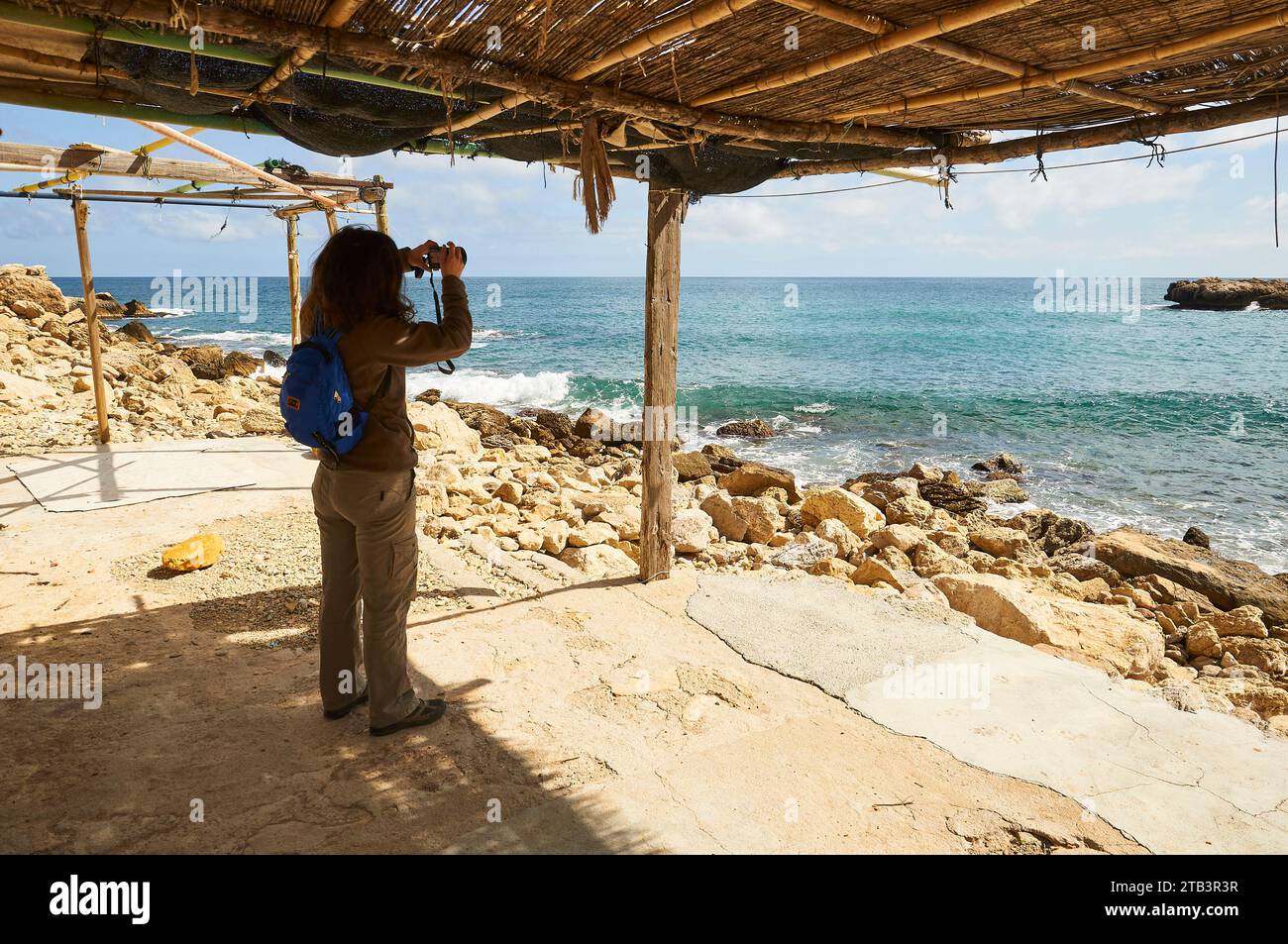 Bauarbeiten für Wanderer und Fischer in Cala Llebeig Kieselstrand (Benitachell, Marina Alta, Alicante, Valencia, Spanien) Stockfoto