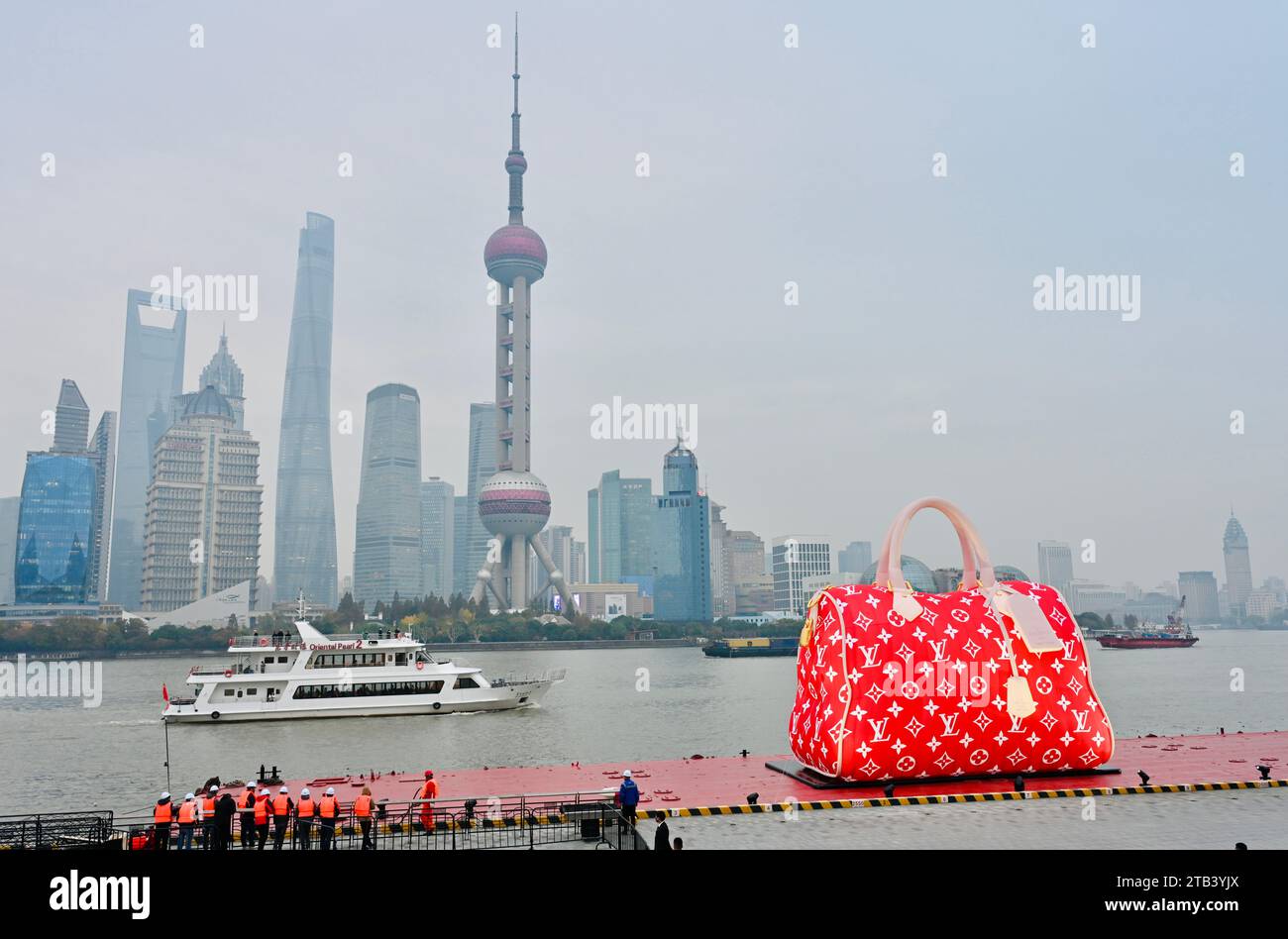 Shanghai, China. Dezember 2023. Eine riesige Louis Vuitton Tasche wird am 4. Dezember 2023 im North Bund des Bezirks Hongkou in Shanghai, China, ausgestellt. (Foto: Costfoto/NurPhoto) Credit: NurPhoto SRL/Alamy Live News Stockfoto