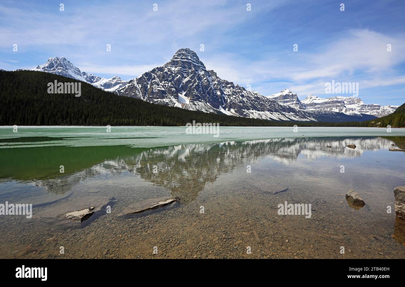 Felsen am Waterfowl Lake, Kanada Stockfoto