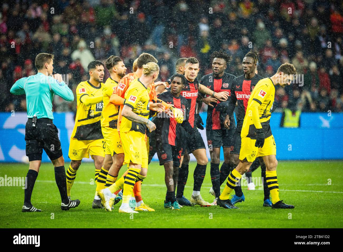 Leverkusen, Deutschland. Dezember 2023. Marius Wolf (BVB), Torwart Gregor Kobel (BVB), Jeremie Frimpong (Leverkusen), Granit Xhaka (Leverkusen), Edmond Stockfoto