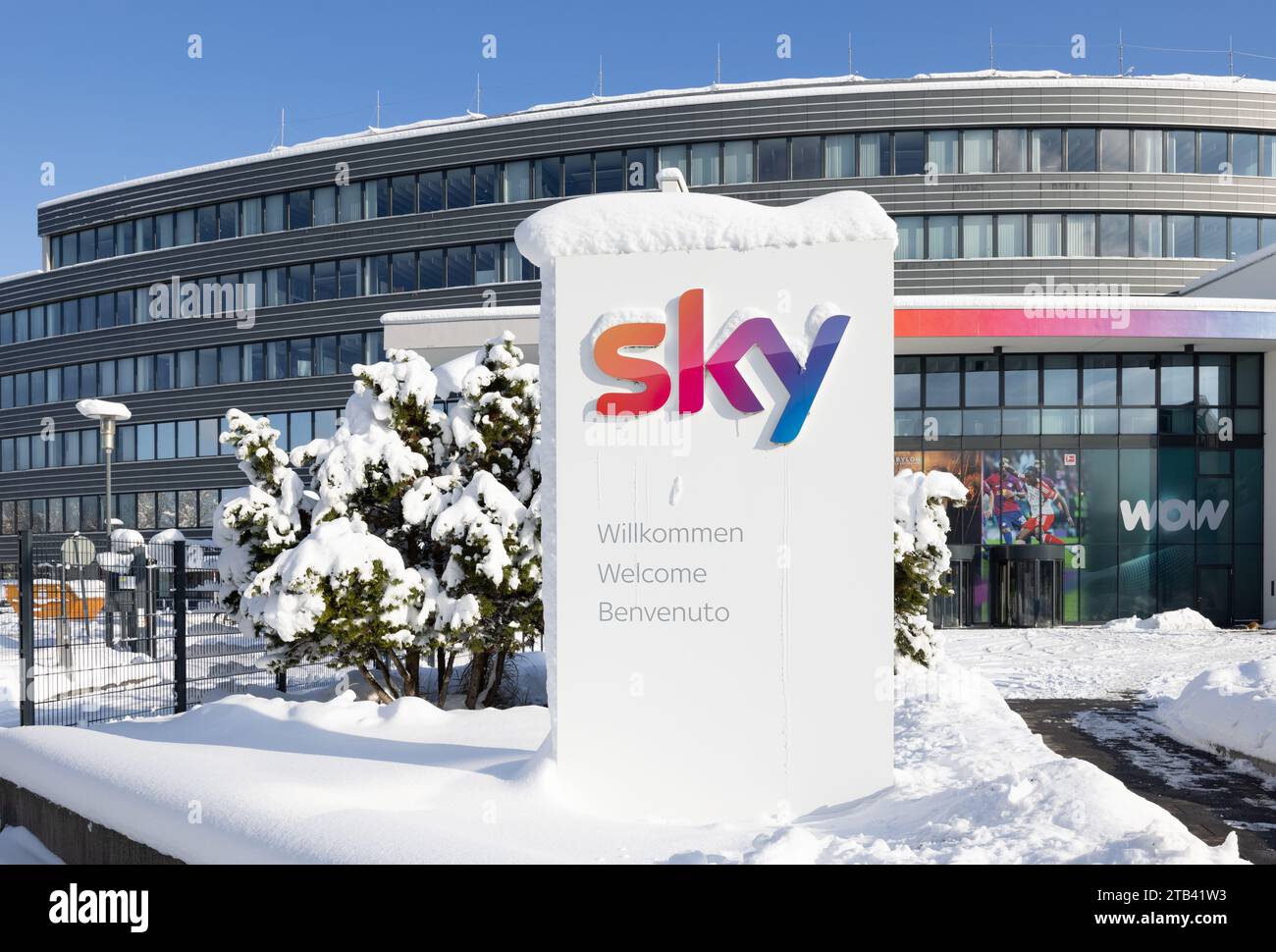3. Dezember 2023: München: Deutscher Hauptsitz des Pay-tv-Senders Sky in Unterföhring bei München an einem Wintertag. Schnee auf dem Schild und Stockfoto