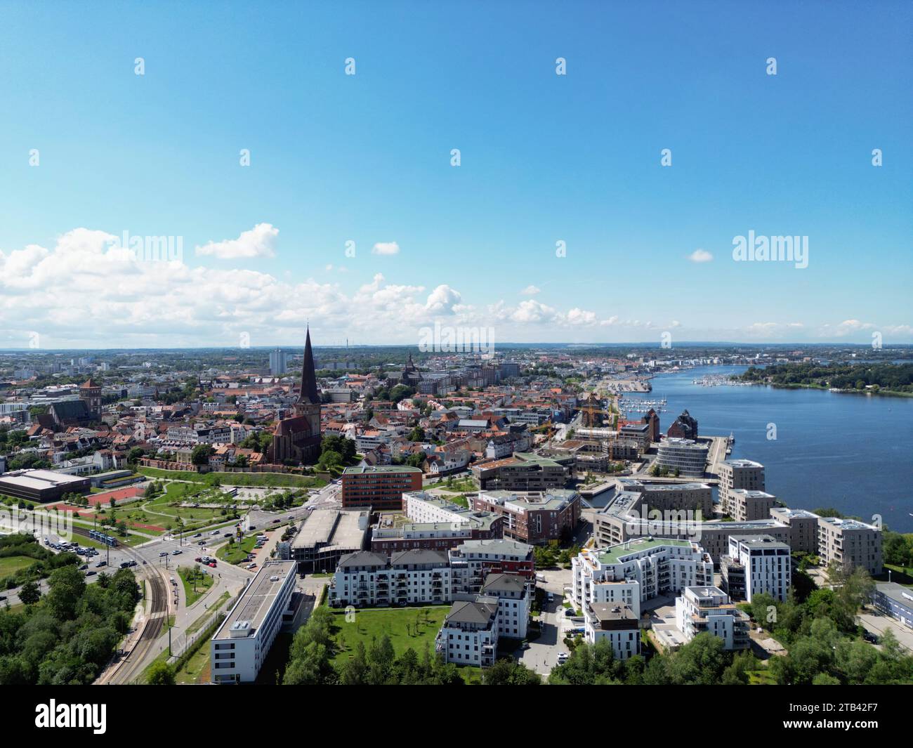 Aus der Vogelperspektive auf die Altstadt von Rostock und den Warnow, Mecklenburg, Deutschland Stockfoto
