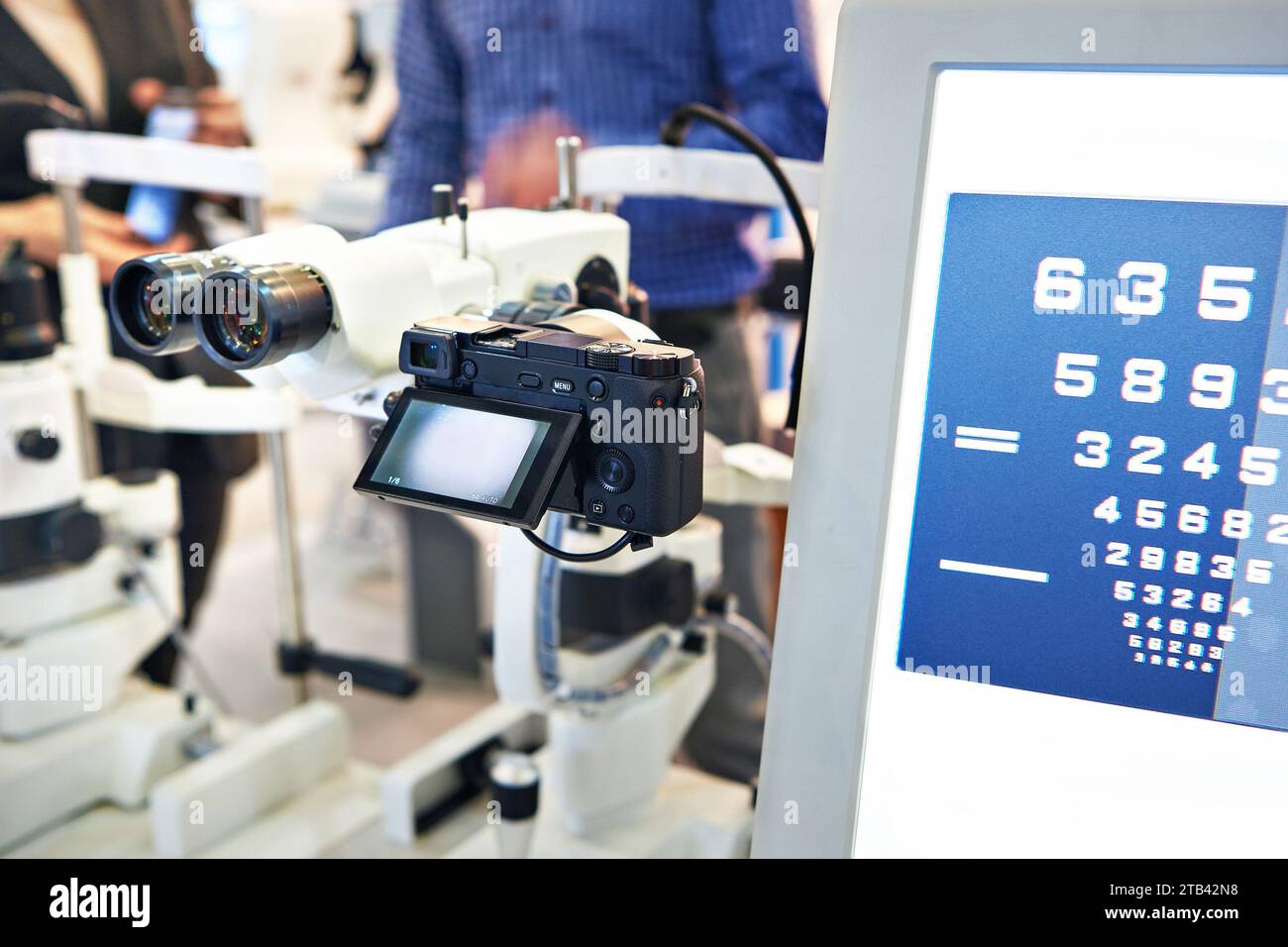 Vision-Testsystem mit Kamera und Monitor Stockfoto