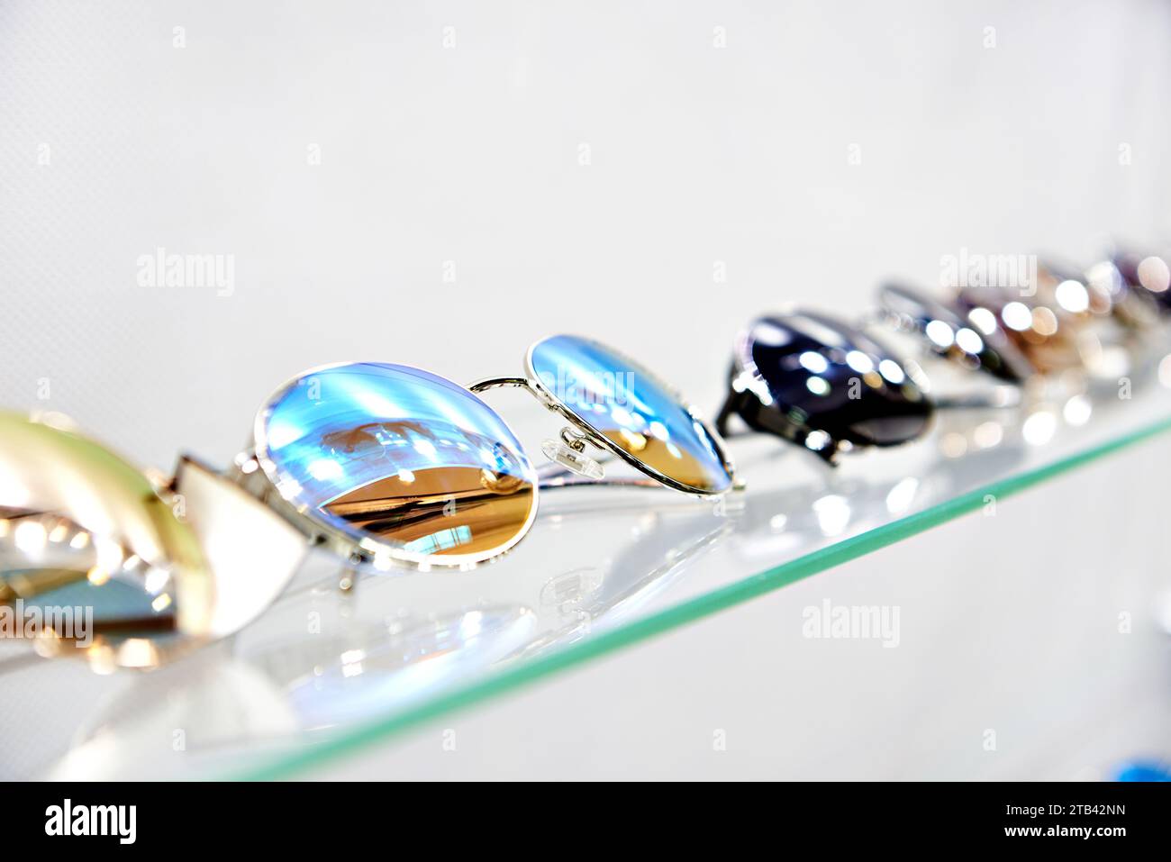 Sonnenbrille mit farbigen Gläsern im Laden Stockfoto