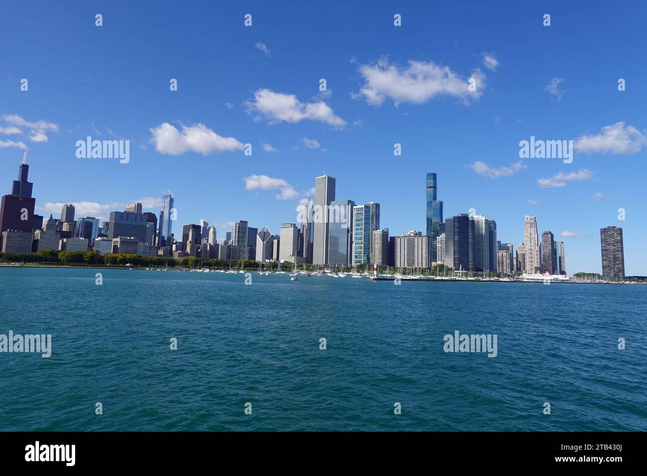 Chicago Skyline und See Mitchigan an einem sonnigen Autotag, Illinois, USA Stockfoto