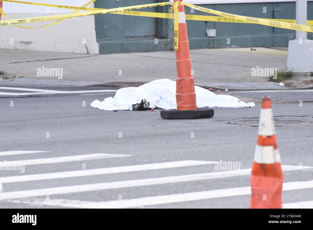 4. Dezember 2023, New York City, New York: Ein Mopedfahrer wurde in der Bronx getötet. 4. Dezember 2023, New York City, New York, USA: Ein Mopedfahrer wurde bei einer Fahrt in der Webster Avenue in der Bronx von einem Hit-and-Run-Fahrer getötet. In den letzten Monaten gab es viele derartige Vorkommnisse. (Kreditbild: © Victor M. Matos/TheNEWS2 via ZUMA Press Wire) NUR REDAKTIONELLE VERWENDUNG! Nicht für kommerzielle ZWECKE! Stockfoto