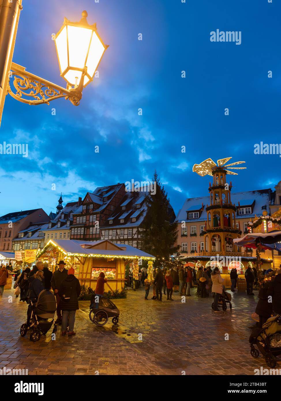 Quedlinburg, Sachsen-Anhalt, Deutschland, 29. November 2023 - Weihnachtsmarkt in der Altstadt Stockfoto