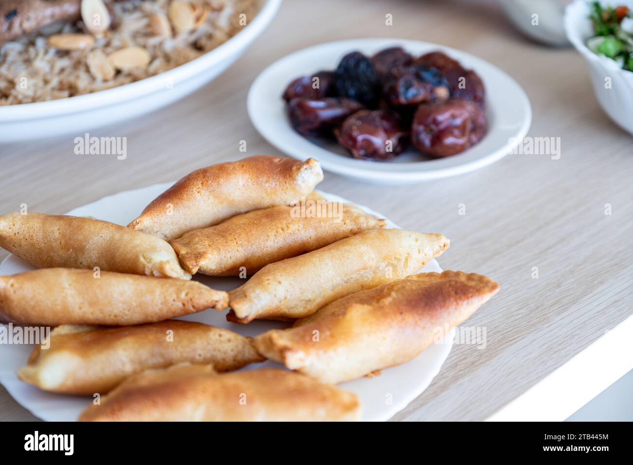 Qatayef und Dates am ramadan-Esstisch für iftar Stockfoto