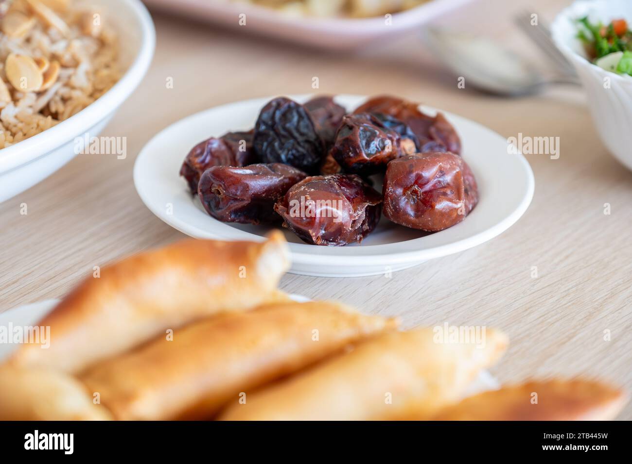 Qatayef und Dates am ramadan-Esstisch für iftar Stockfoto