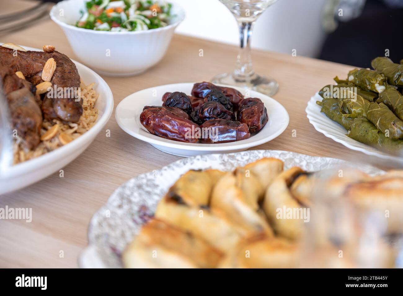 Termine auf dem Esstisch serviert mit Reis und Wasser für iftar mit arabischen Speisen Stockfoto
