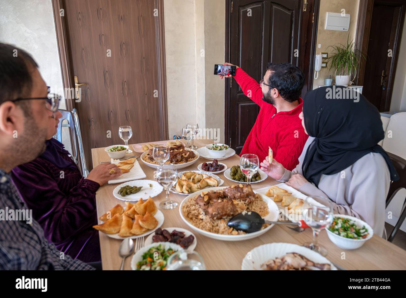 Familie macht Selfie beim Abendessen Stockfoto