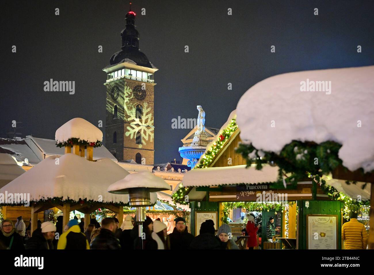 Ceske Budejovice, Tschechische Republik. Dezember 2023. Blick auf den Schwarzen Turm mit Premysl Otakar II Platz mit Adventsmärkten, Ceske Budejovice, 4. Dezember 2023. In Südböhmen hat es in den letzten Tagen stark geschneit. Speziell in Ceske Budejovice fiel am vergangenen Wochenende der meiste Schnee seit 50 Jahren, wobei Hydrometeorologen 41 Zentimeter in der Stadt messen. Quelle: Vaclav Pancer/CTK Photo/Alamy Live News Stockfoto