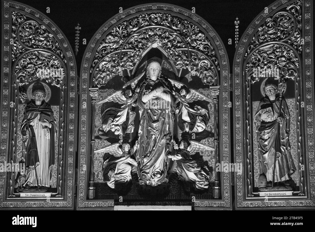 Mariä Himmelfahrt in der Kathedrale St. Stephan in Metz, Frankreich. Religiöse Kunstgeschichte. Schwarzweißes historisches Foto Stockfoto