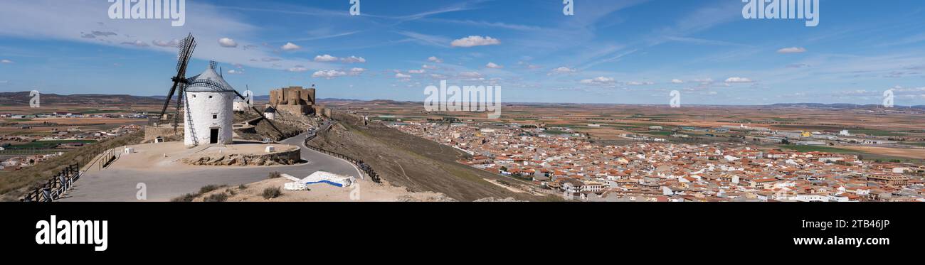 Panoramablick auf die alten Windmühlen und das Castillo de la Muela auf einem Hügel in der Stadt Consuegra am Fuße des Berges Stockfoto