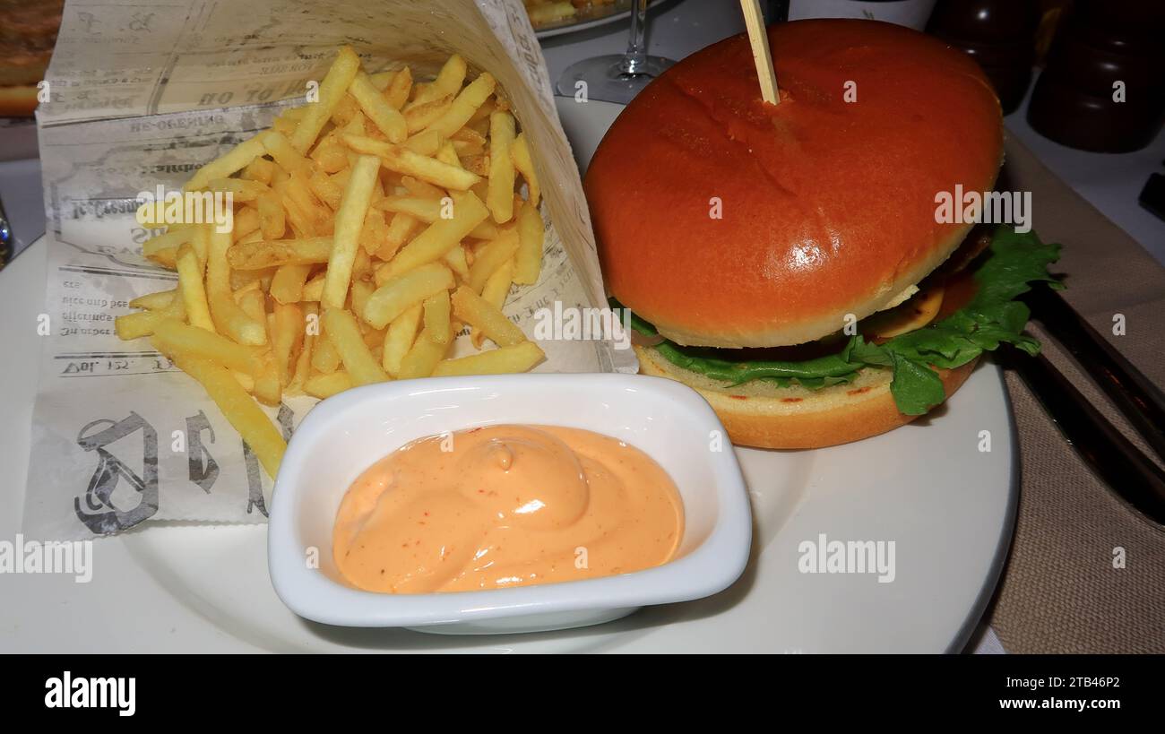 Beefburger und Chips mit Mayonaise-Sauce Stockfoto