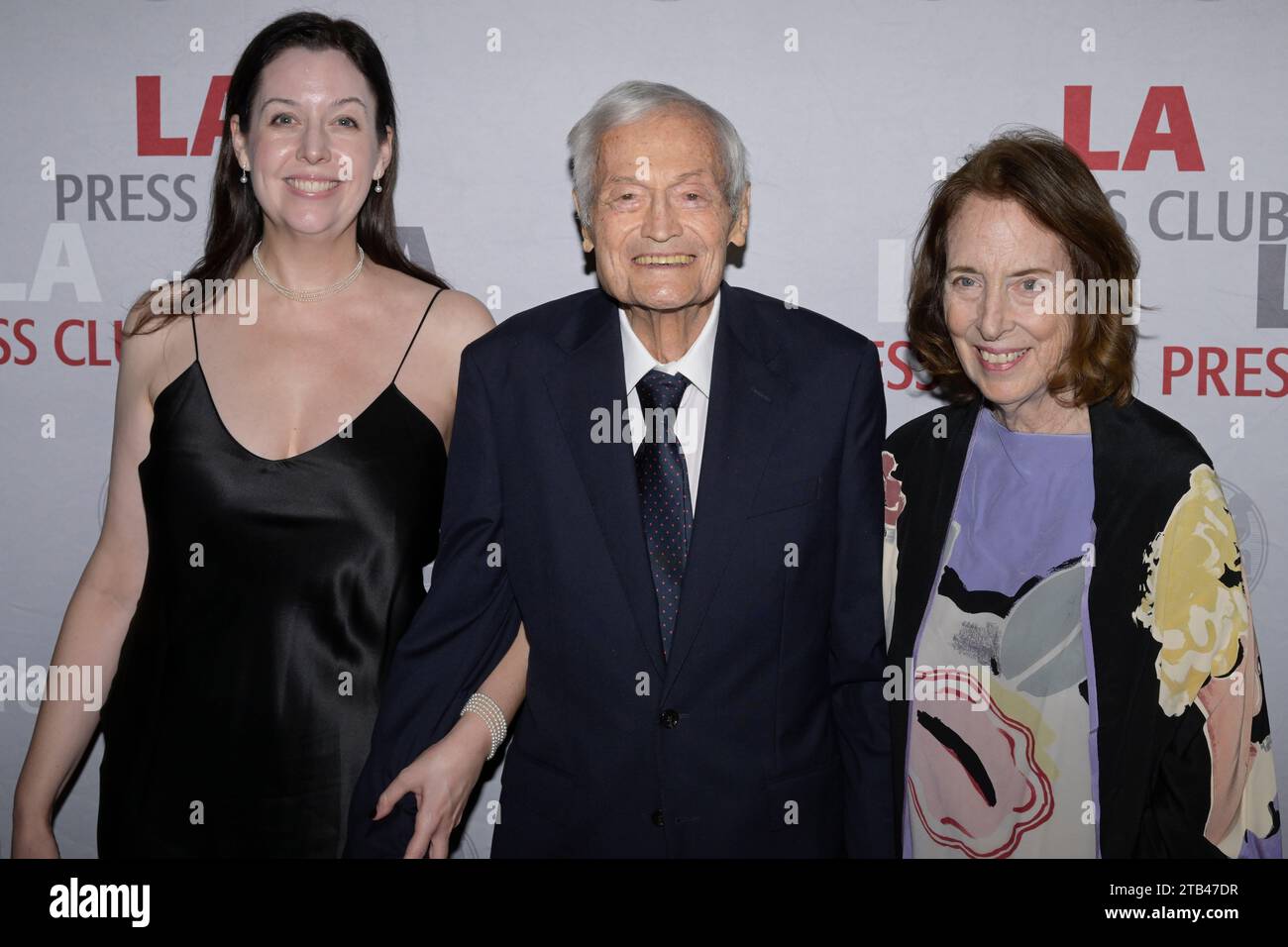 3. Dezember 2023, Los Angeles, Kalifornien, USA: (L-R) Catherine Corman, Roger Corman und Julie Corman nehmen an der 16. Gala der National Arts & Entertainment Journalism Awards Teil. (Credit Image: © Billy Bennight/ZUMA Press Wire) NUR REDAKTIONELLE VERWENDUNG! Nicht für kommerzielle ZWECKE! Stockfoto