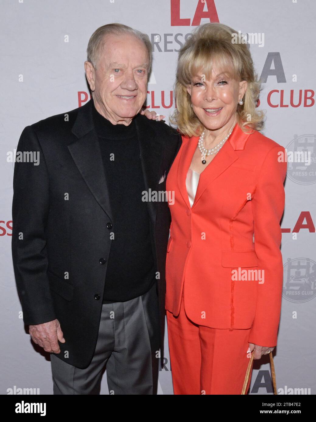 3. Dezember 2023, Los Angeles, Kalifornien, USA: Jon Eicholtz und Barbara Eden nehmen an der 16. National Arts & Entertainment Journalism Awards Gala Teil. (Credit Image: © Billy Bennight/ZUMA Press Wire) NUR REDAKTIONELLE VERWENDUNG! Nicht für kommerzielle ZWECKE! Stockfoto