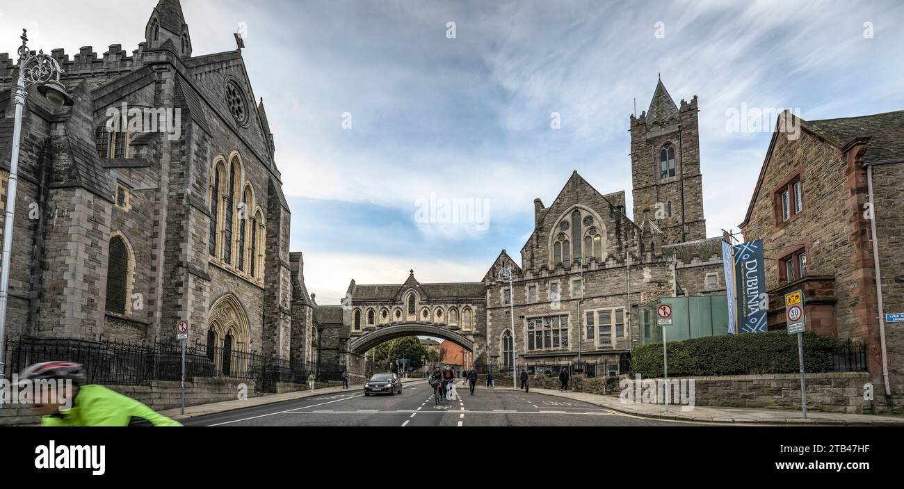 Blick auf die bogenförmige Fußgängerbrücke, die die Christ Church Cathedral mit der Synodenhalle von der Winetavern Street verbindet. Dublin Irland. Stockfoto