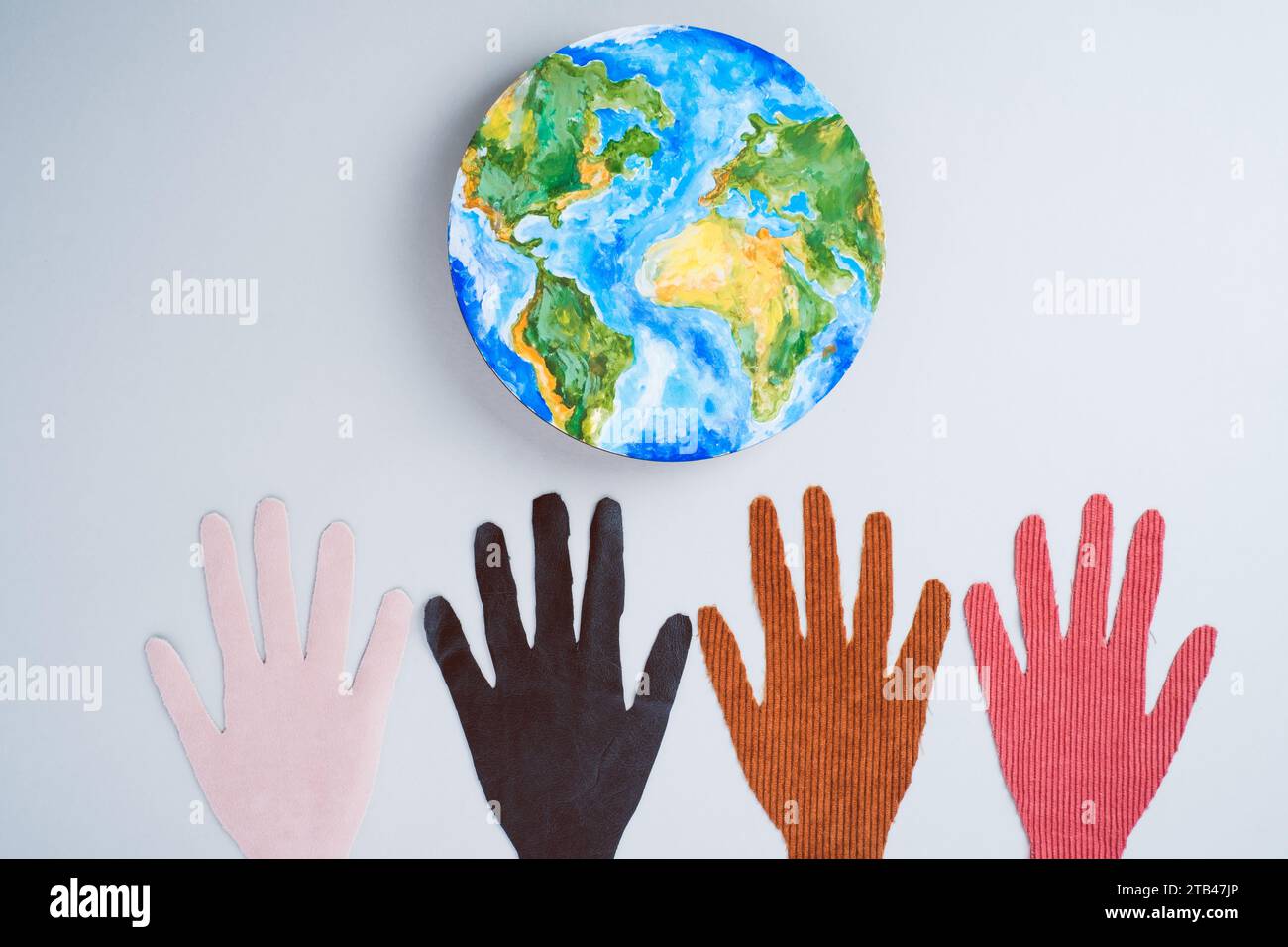 Internationaler Tag der Toleranz mit dem Planeten Erde. Green Energy, ESG, Environmental. Isoliert auf grauem Hintergrund. Draufsicht Stockfoto