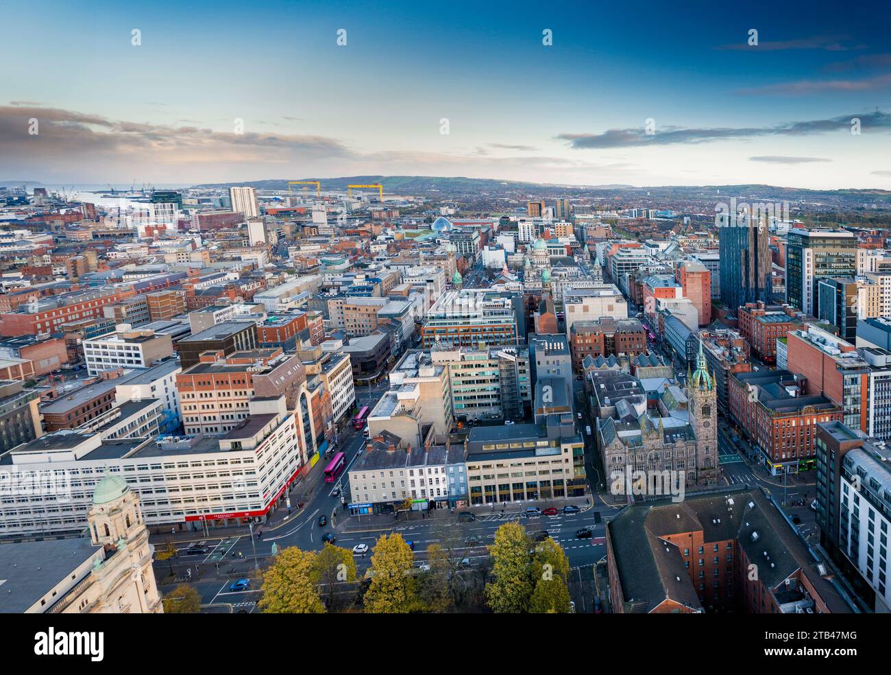 Aus der Vogelperspektive von Belfast vom College Square East über Belfast City Hall und Belfast Lough, Nordirland Stockfoto