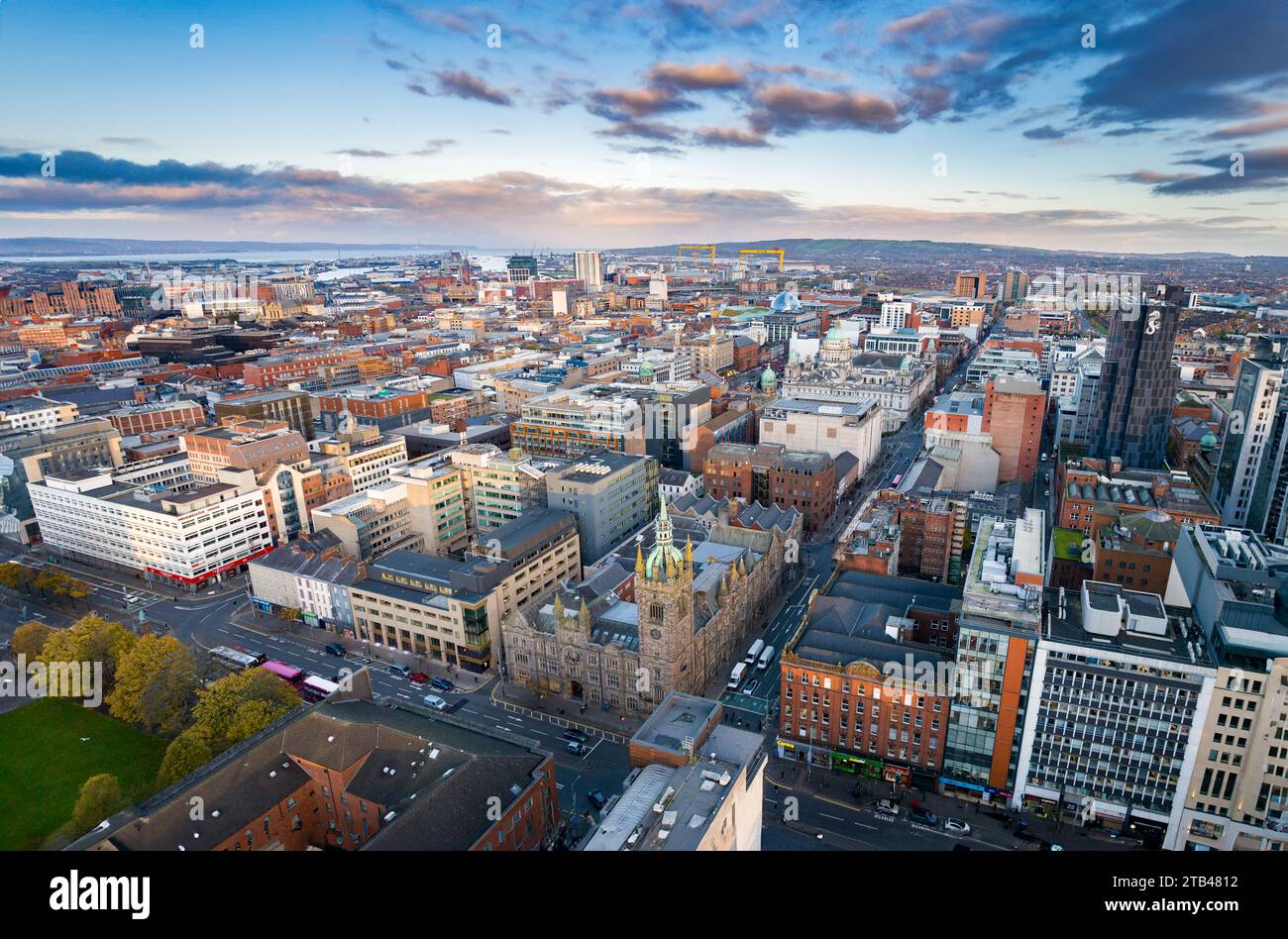 Aus der Vogelperspektive von Belfast vom College Square East über Belfast City Hall und Belfast Lough, Nordirland Stockfoto